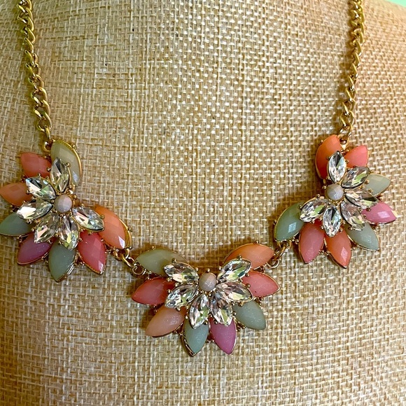 Elegant Floral Necklace with Pink and Gold Accents - Picture 4 of 7